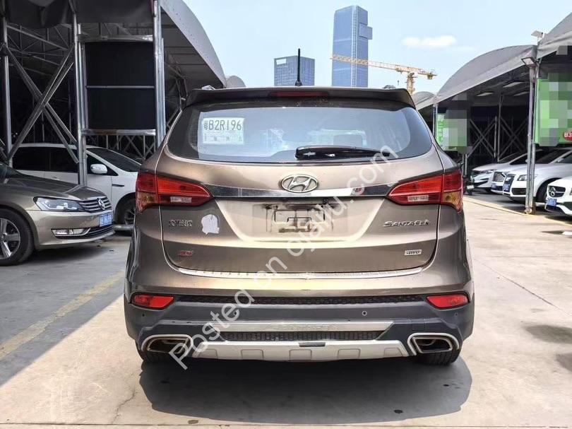 Luxury Hyundai Santa Fe: Panoramic Roof & Leather Interior