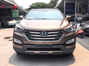 Luxury Hyundai Santa Fe: Panoramic Roof