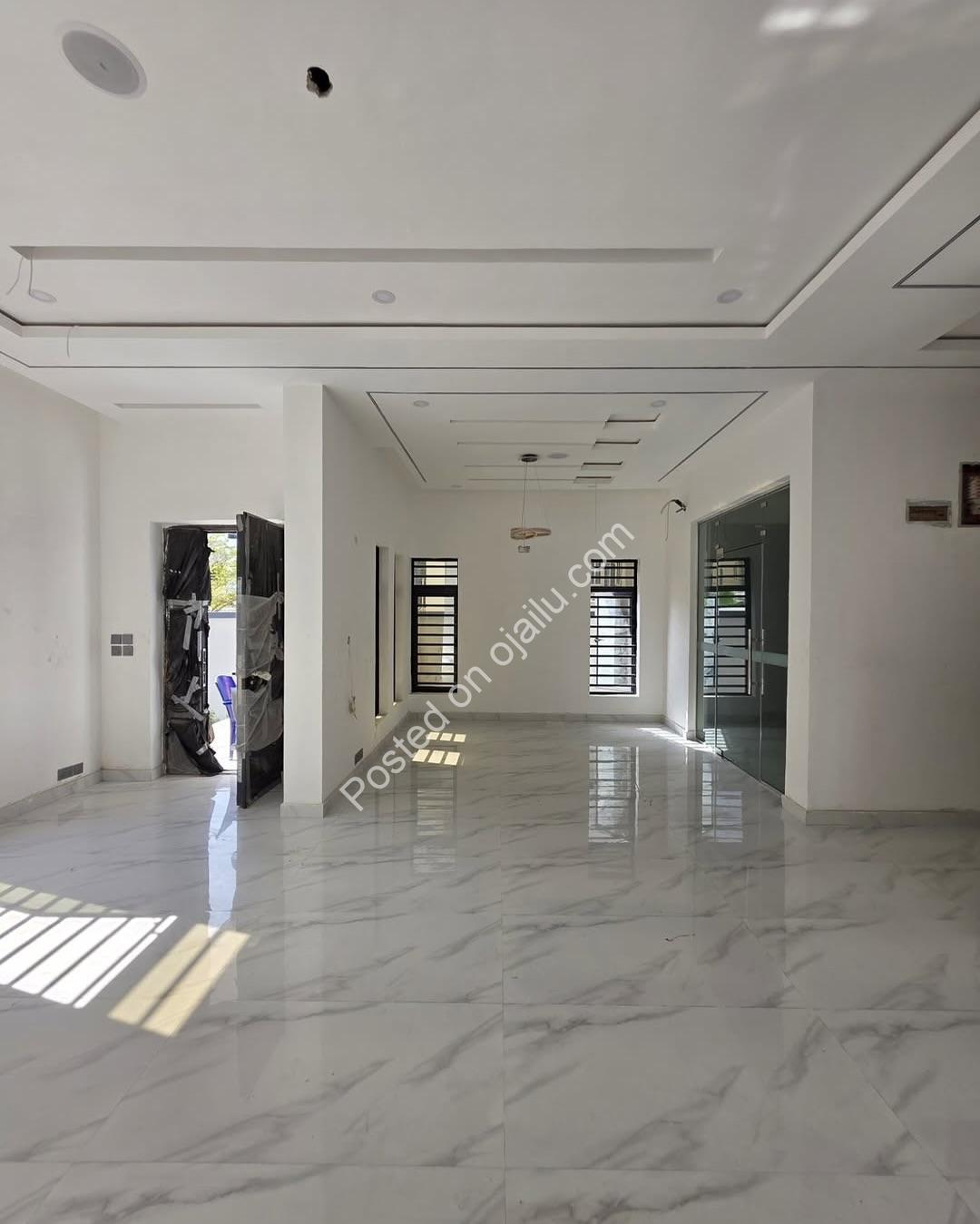 Modern 4-Bedroom Duplex in Prime Chevron