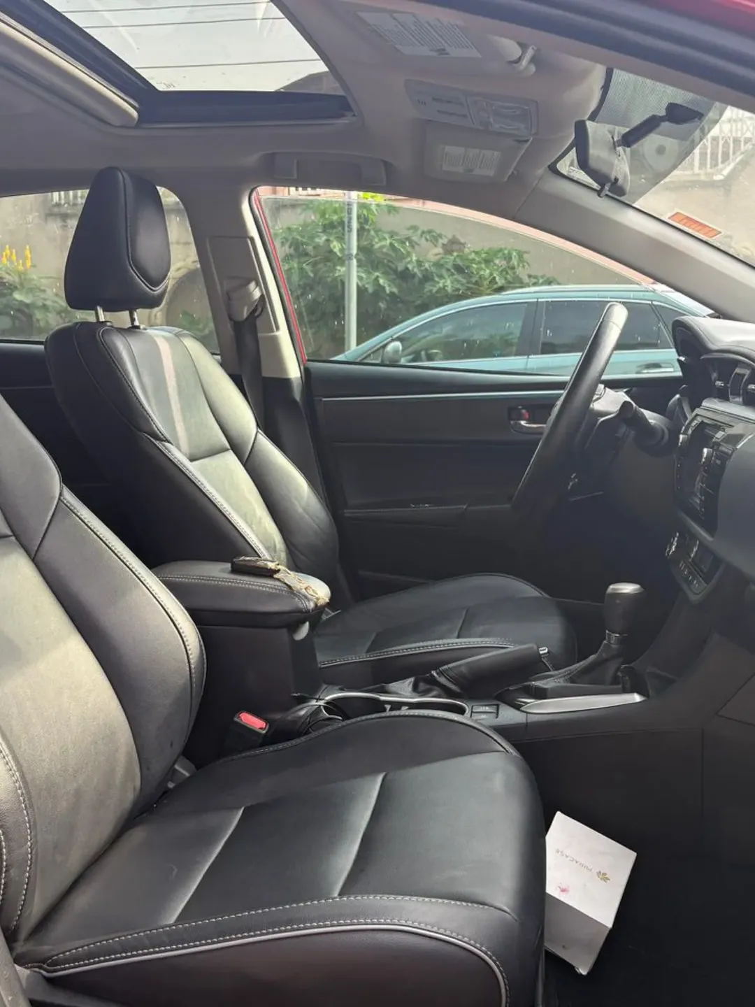 2015 Toyota Corolla SE: Loaded & Accident-Free – Drive Now!