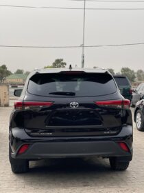 Toyota Highlander XLE V6: Luxury & Power