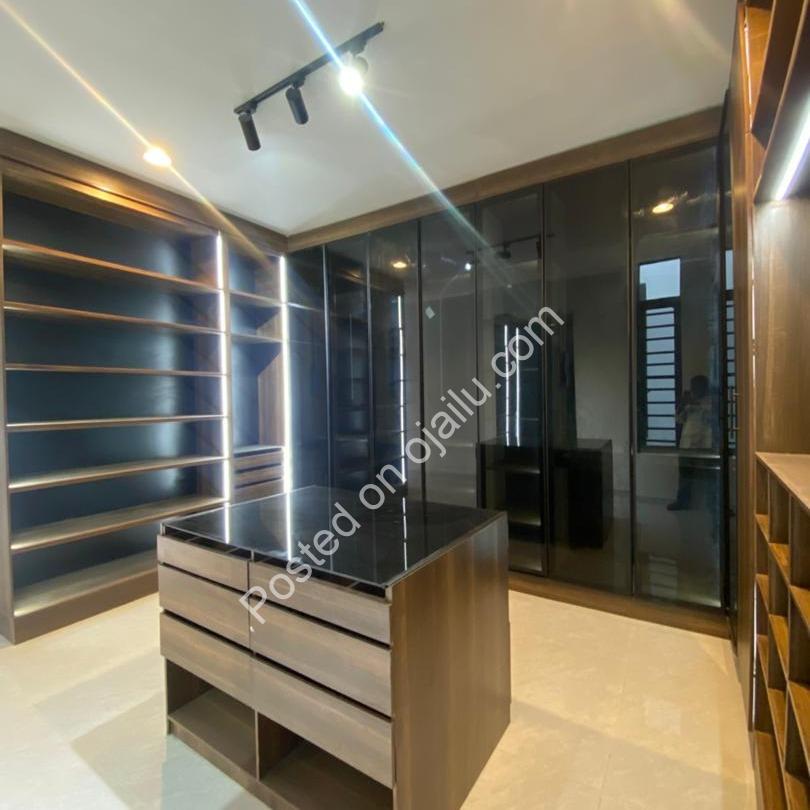 Orchid’s Finest: 5-Bed Poolside Estate