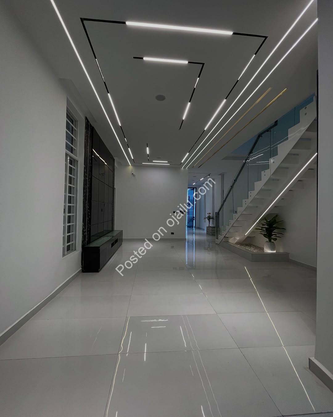 Elegant 5-Bed Oasis with Pool & Wine Bar in Lekki