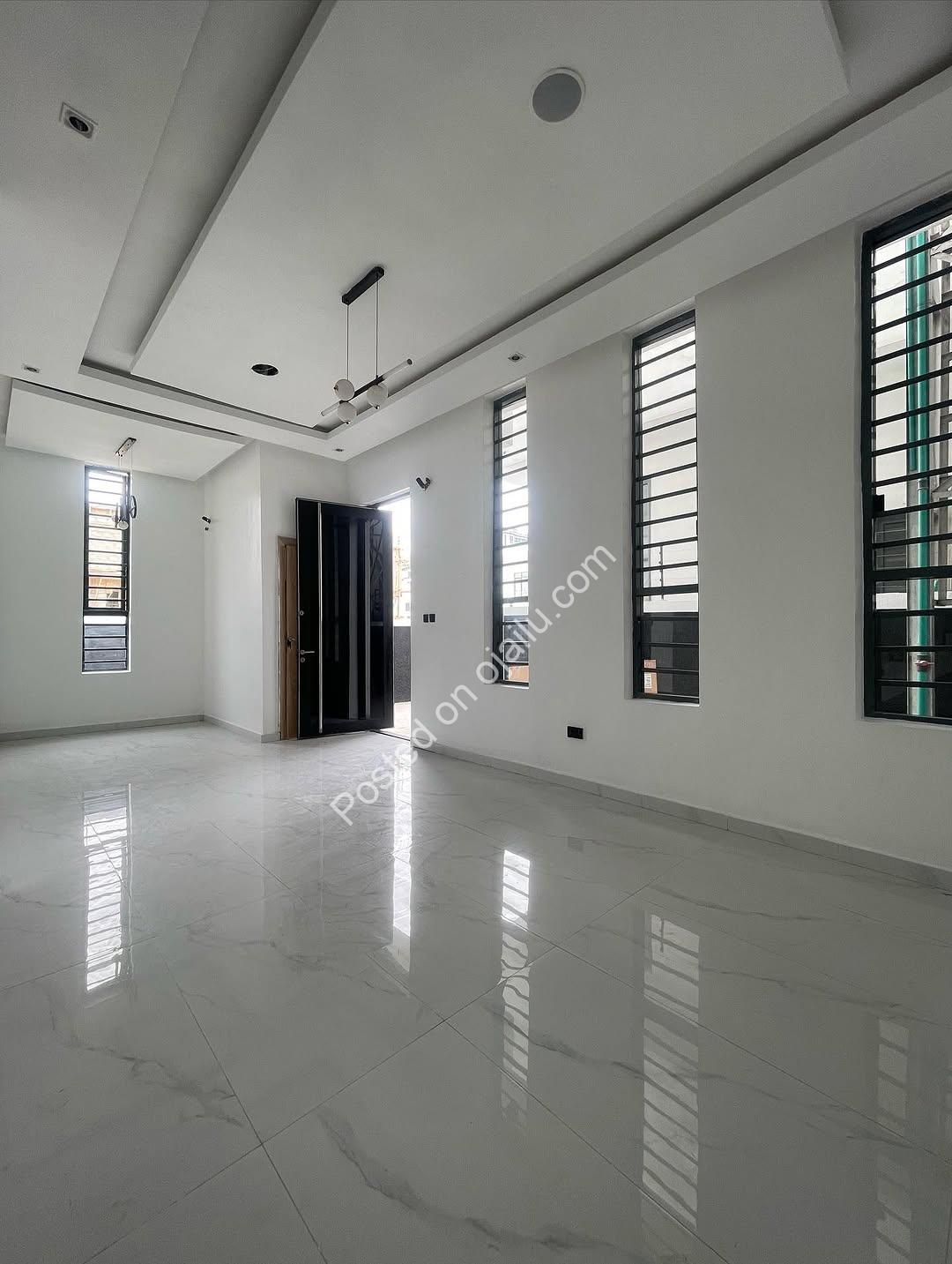 Chevron’s Crown Jewel: 4-Bed Ensuite Haven