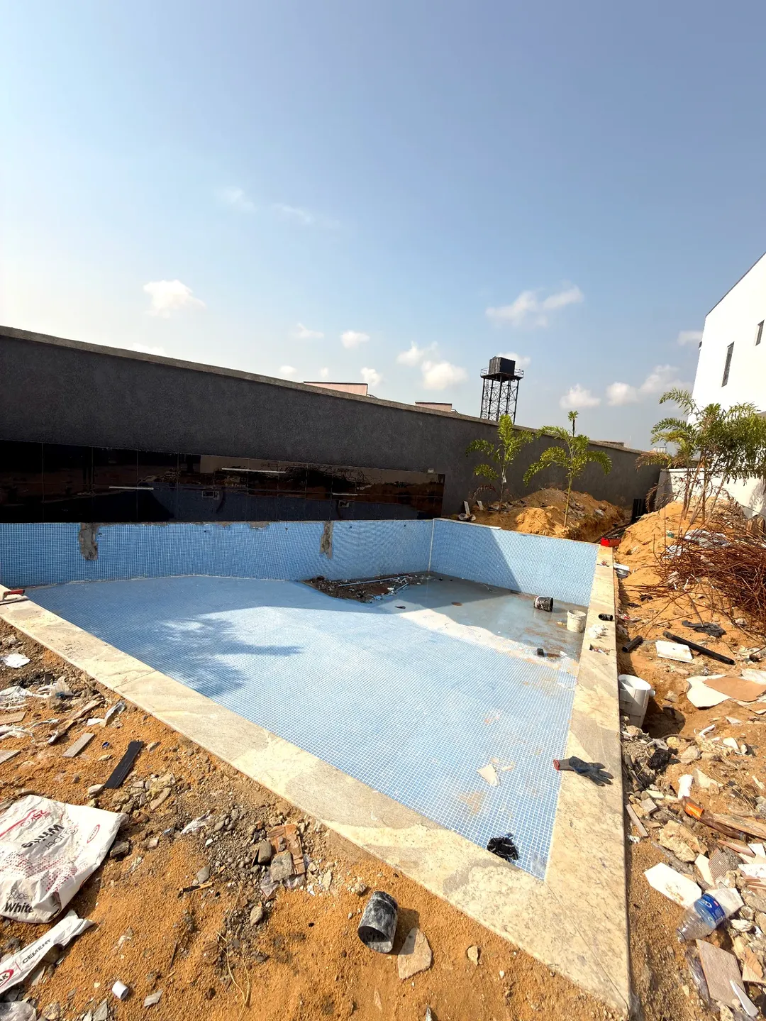 Dream Home Alert: 4BED Ensuite Paradise in Chevron Toll