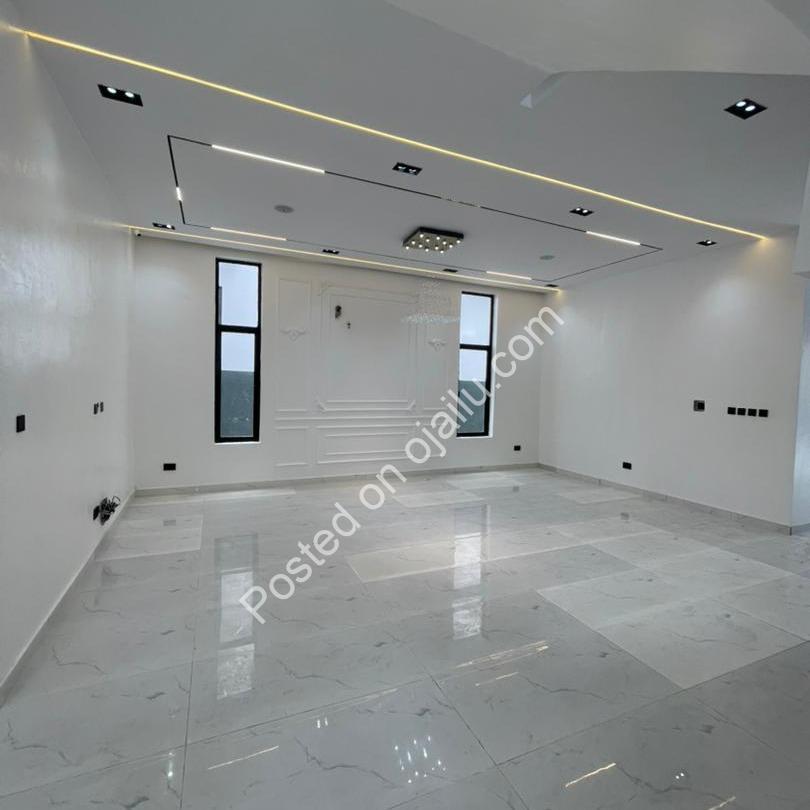 Exquisite 5-Bedroom Duplex in Prime Chevron Lekki