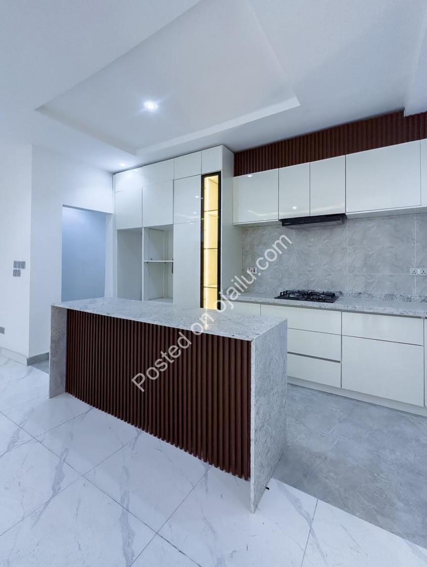 Lekki Phase One Luxury: Pool, Gym & Elevator