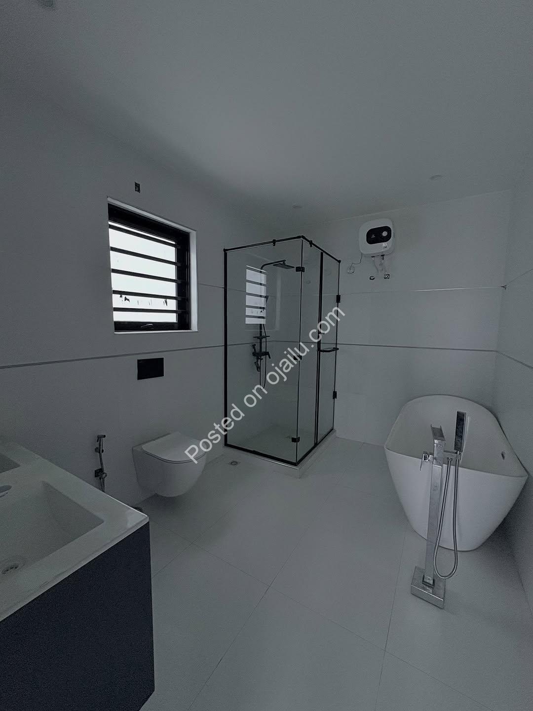 Cinema & Pool: Your 6-Bed Ajah Dream Home