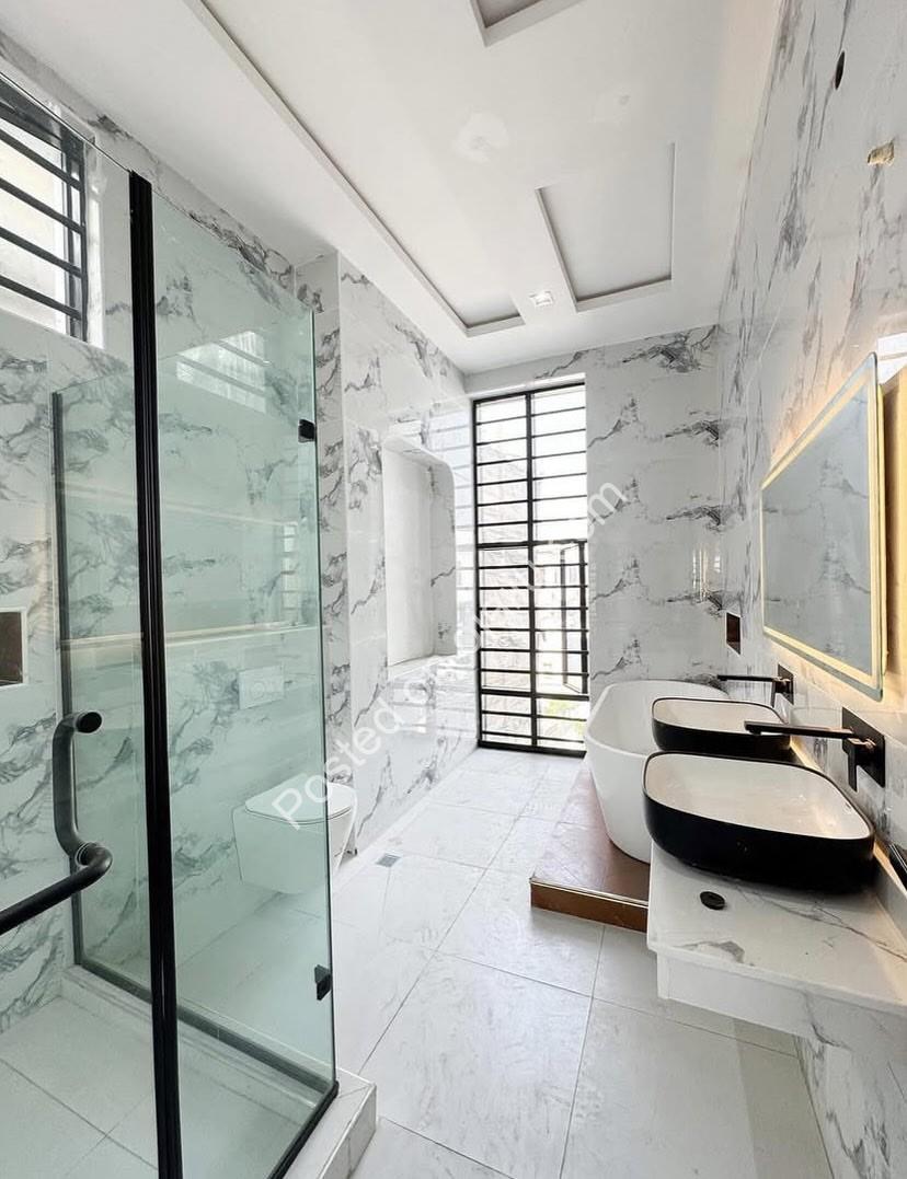 Lekki’s Ultimate 5-Bedroom Duplex with Pool