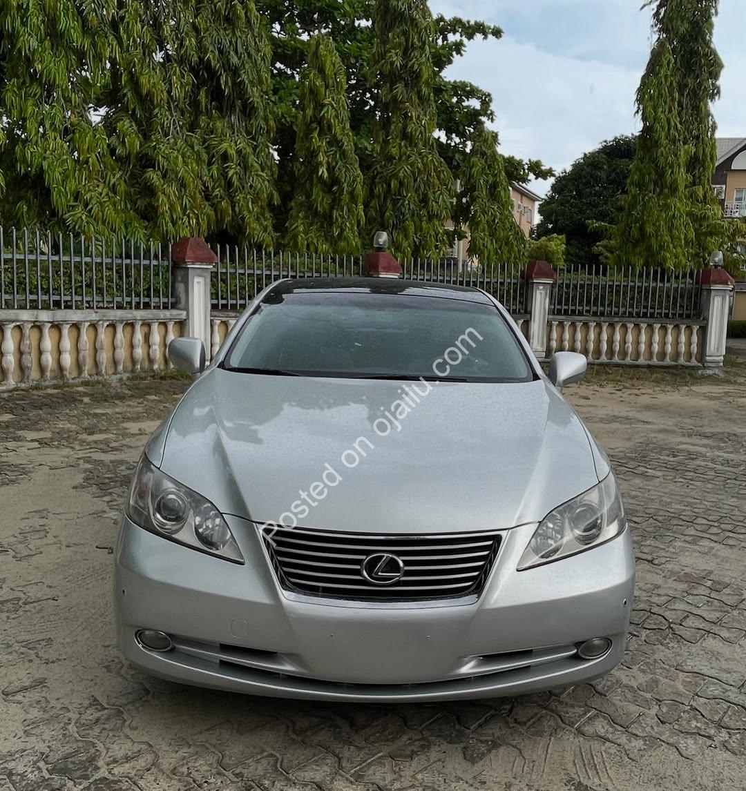 2009 Lexus ES350: Panoramic Roof, Keyless Luxury