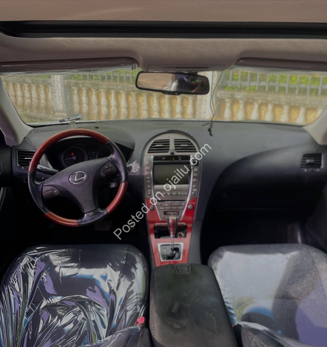 2009 Lexus ES350: Panoramic Roof, Keyless Luxury