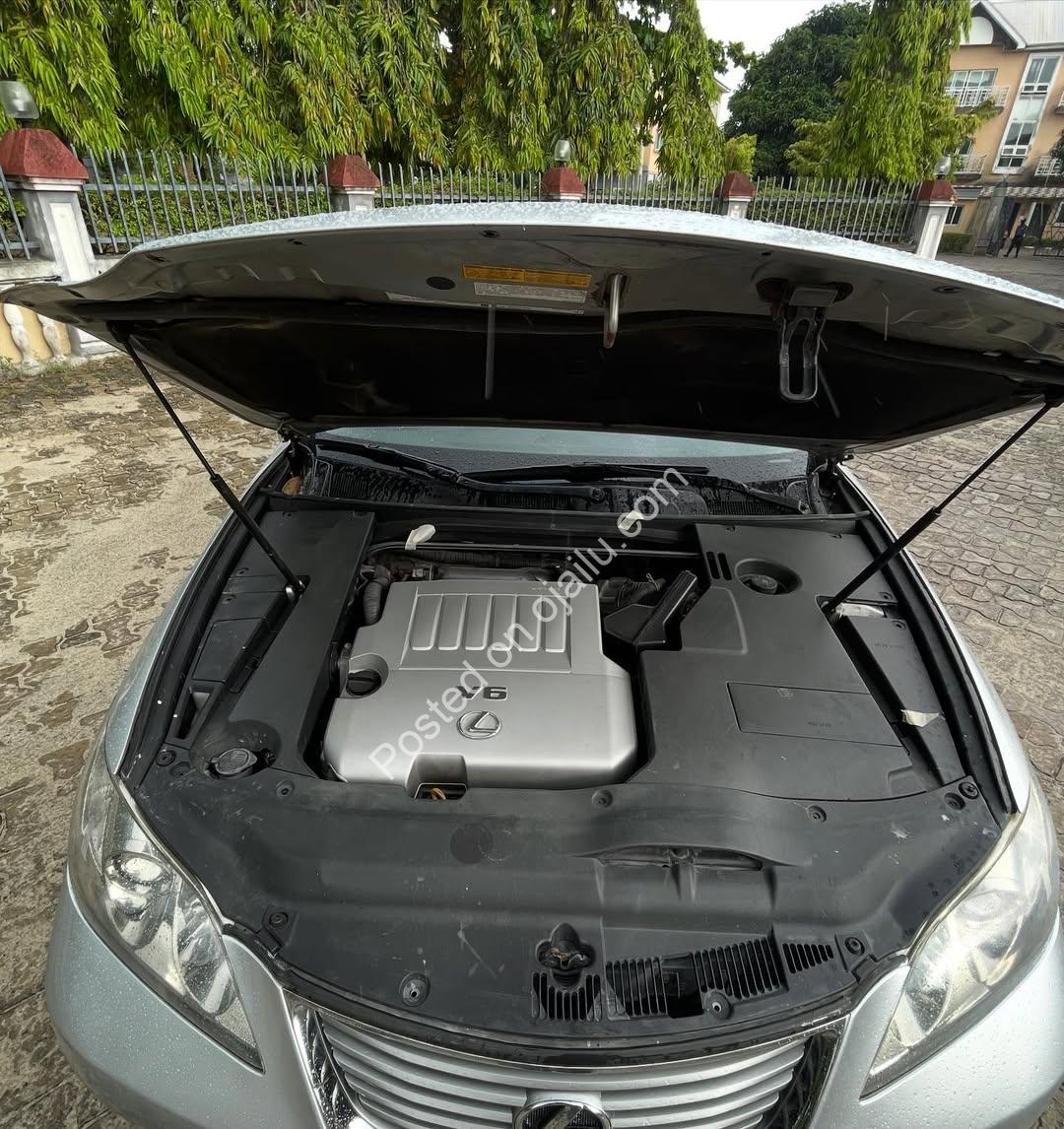2009 Lexus ES350: Panoramic Roof, Keyless Luxury