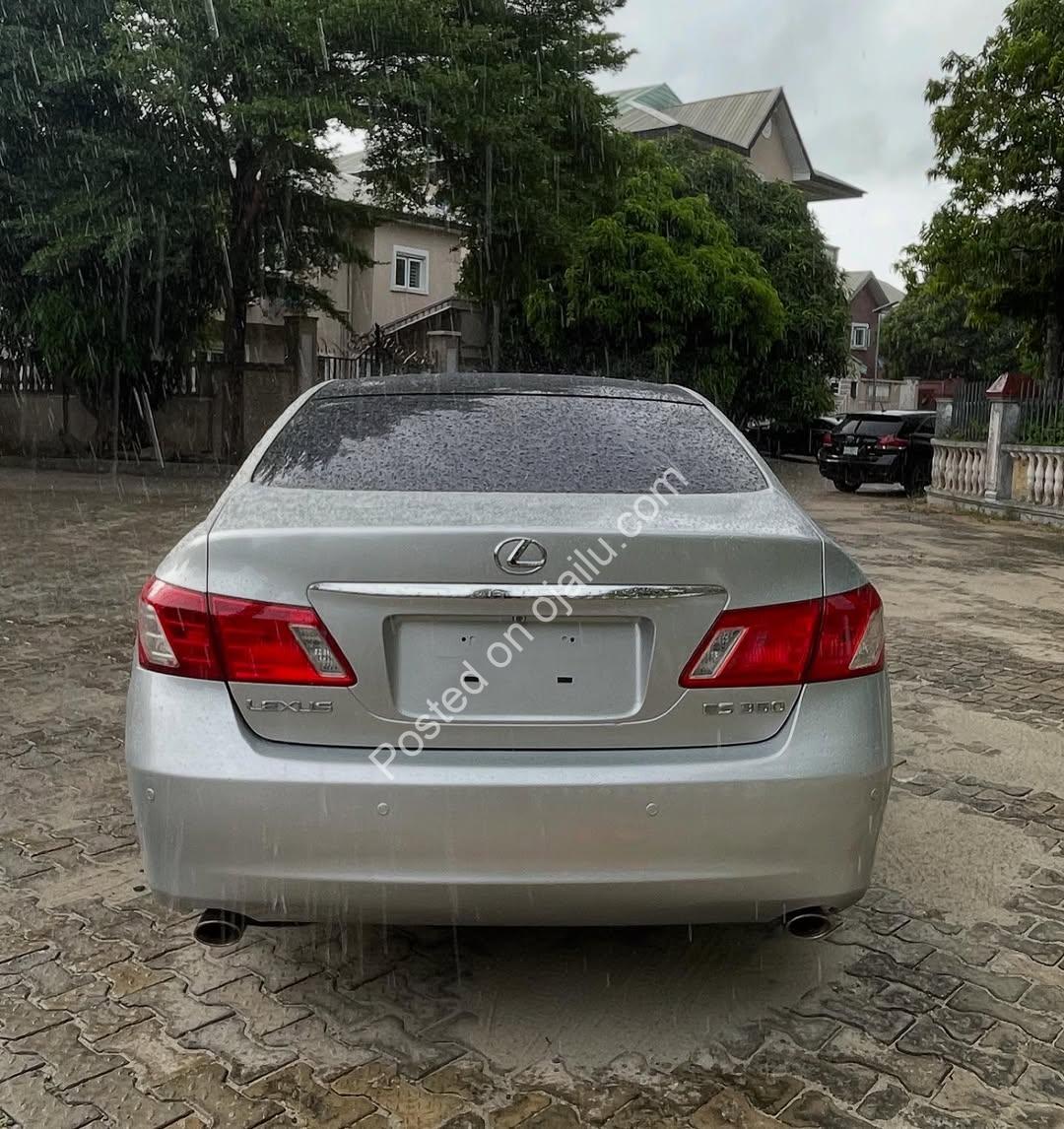 2009 Lexus ES350: Panoramic Roof, Keyless Luxury