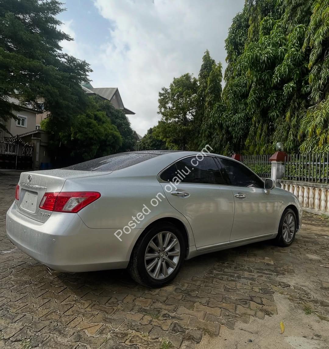 2009 Lexus ES350: Panoramic Roof, Keyless Luxury