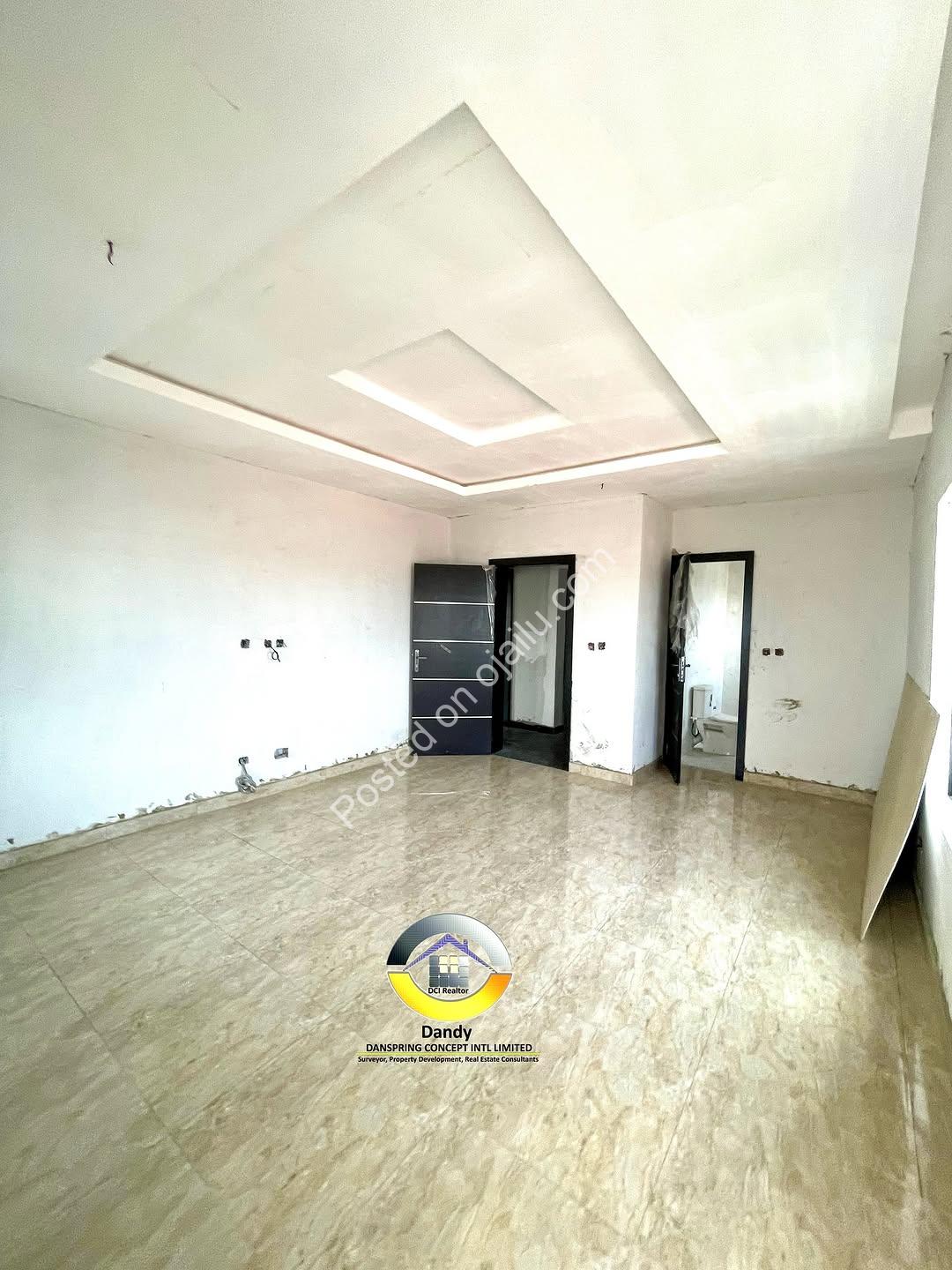 Luxury Ikota Maisonettes: Ensuite Living, Walk-In Closet & Balcony