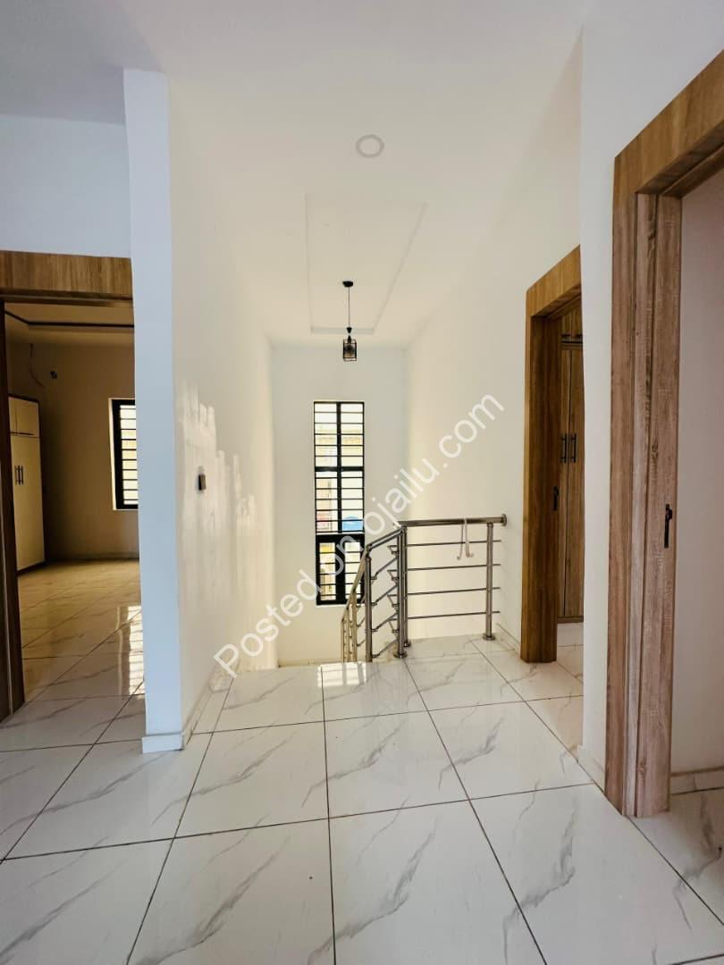 Elegant 5-Bedroom Haven with Pool & BQ in Ajah