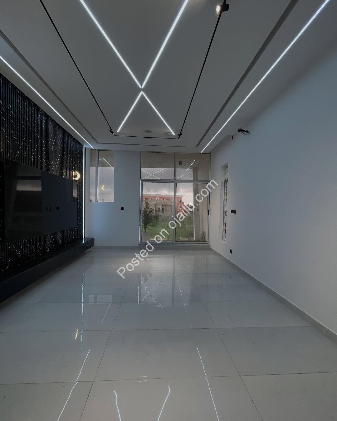 Elegant 5-Bed Oasis with Pool & Wine Bar in Lekki