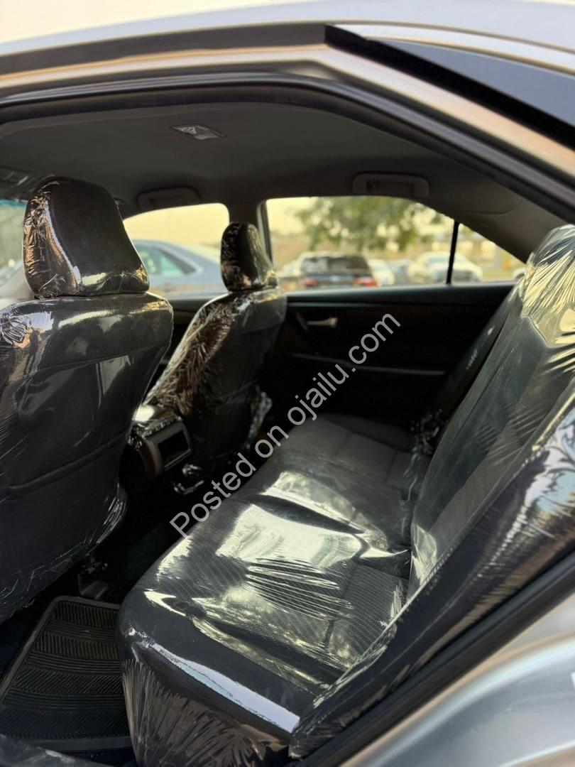 Immaculate 2015 Camry LE: Reverse Cam, Touchscreen, Duty Paid