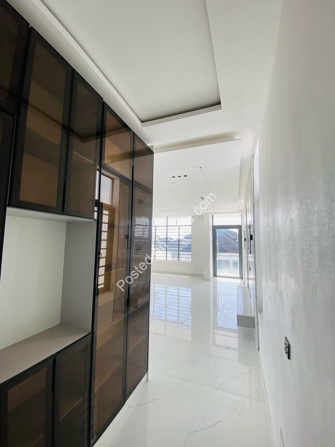 Chevron’s Crown Jewel: 5-Bed Poolside Estate