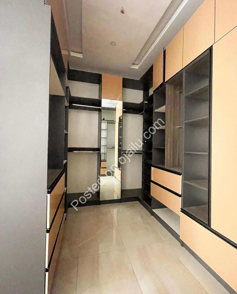 Stunning 5-Bed Duplex with Pool in Orchid