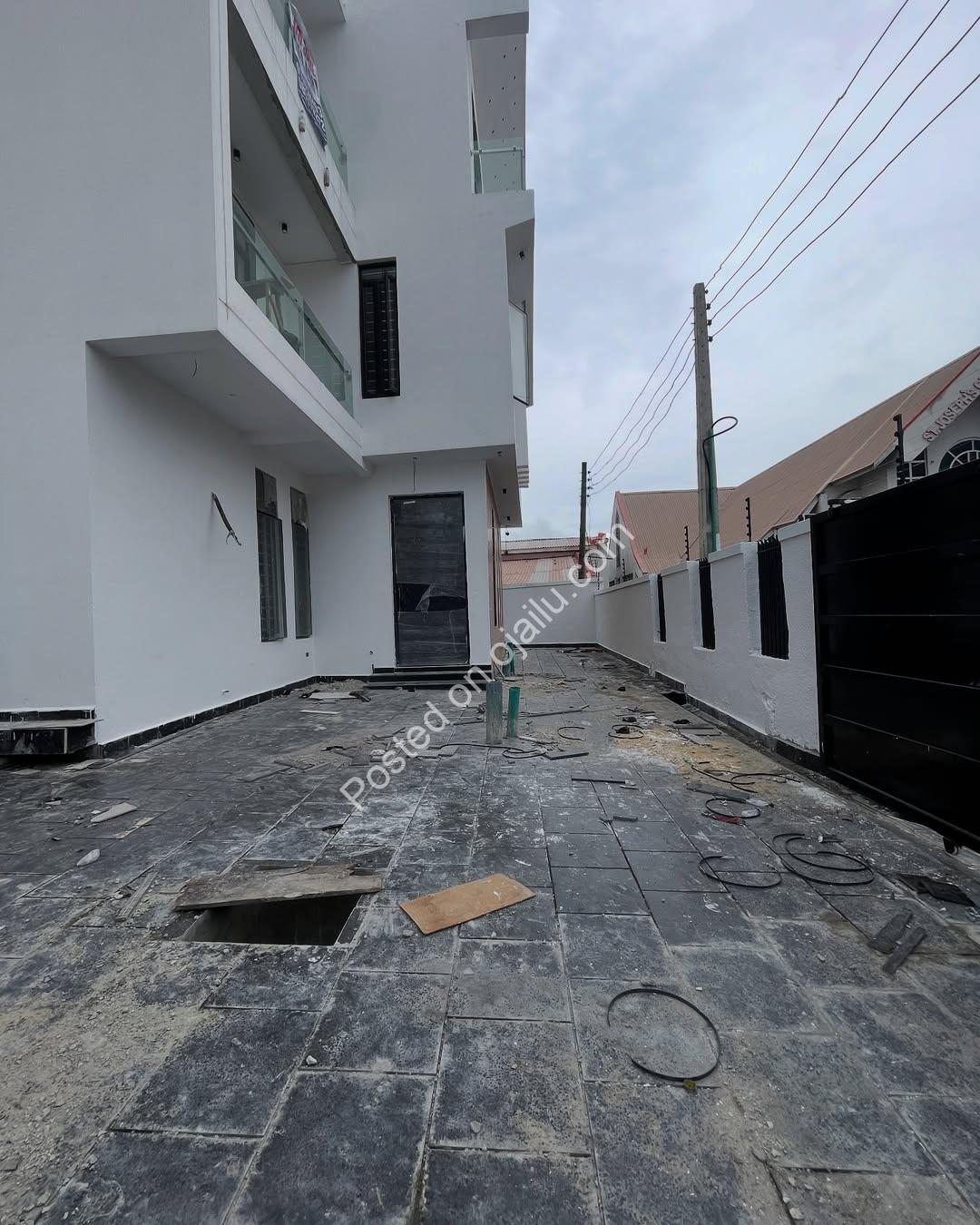 Opulent 5-Bed Duplex with Resort-Style Pool