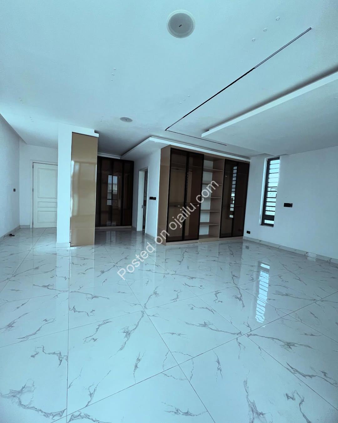 Lekki’s Ultimate Family Oasis: 5-Bed Poolside Haven