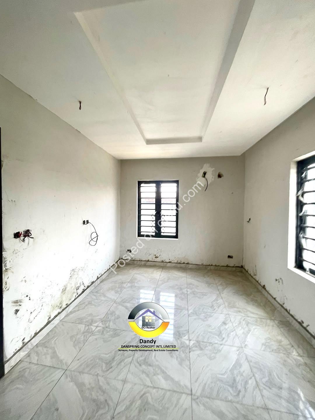 Luxury Ikota Maisonettes: Ensuite Living, Walk-In Closet & Balcony