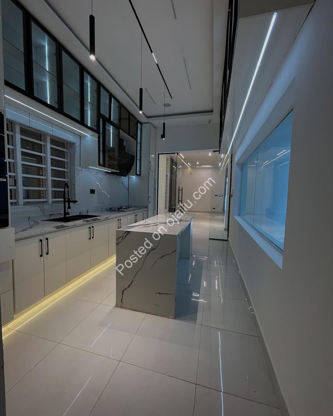 Elegant 5-Bed Oasis with Pool & Wine Bar in Lekki