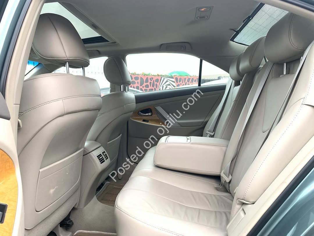 Unbeatable 2007 Camry XLE: V6 Power & Premium Features