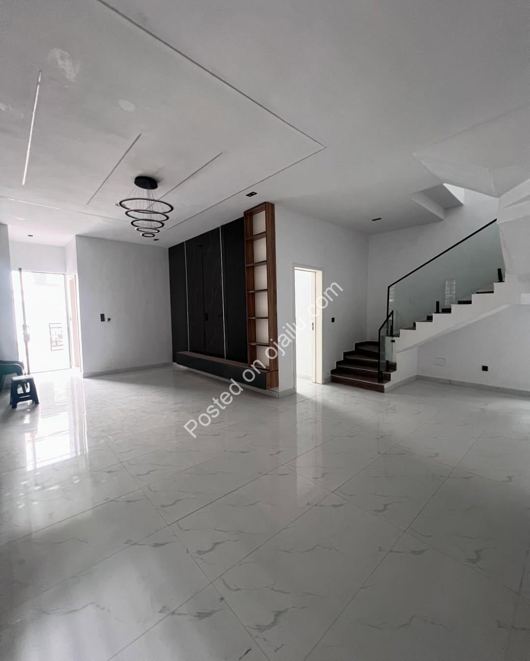 Spacious 5-Bedroom Duplex with Pool in Prime Ikota