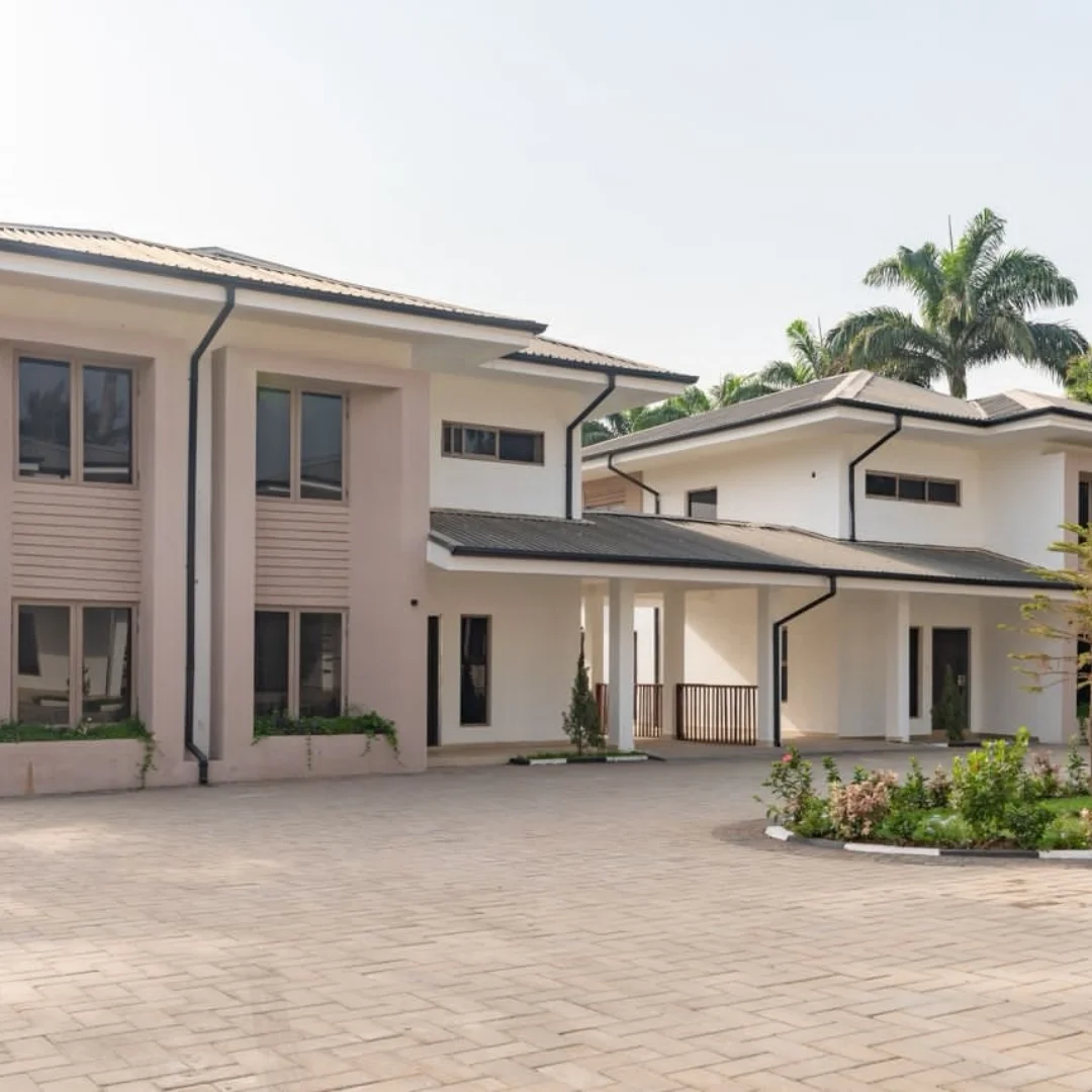 Serene Asokoro Oasis: 3BR Duplex with Pool