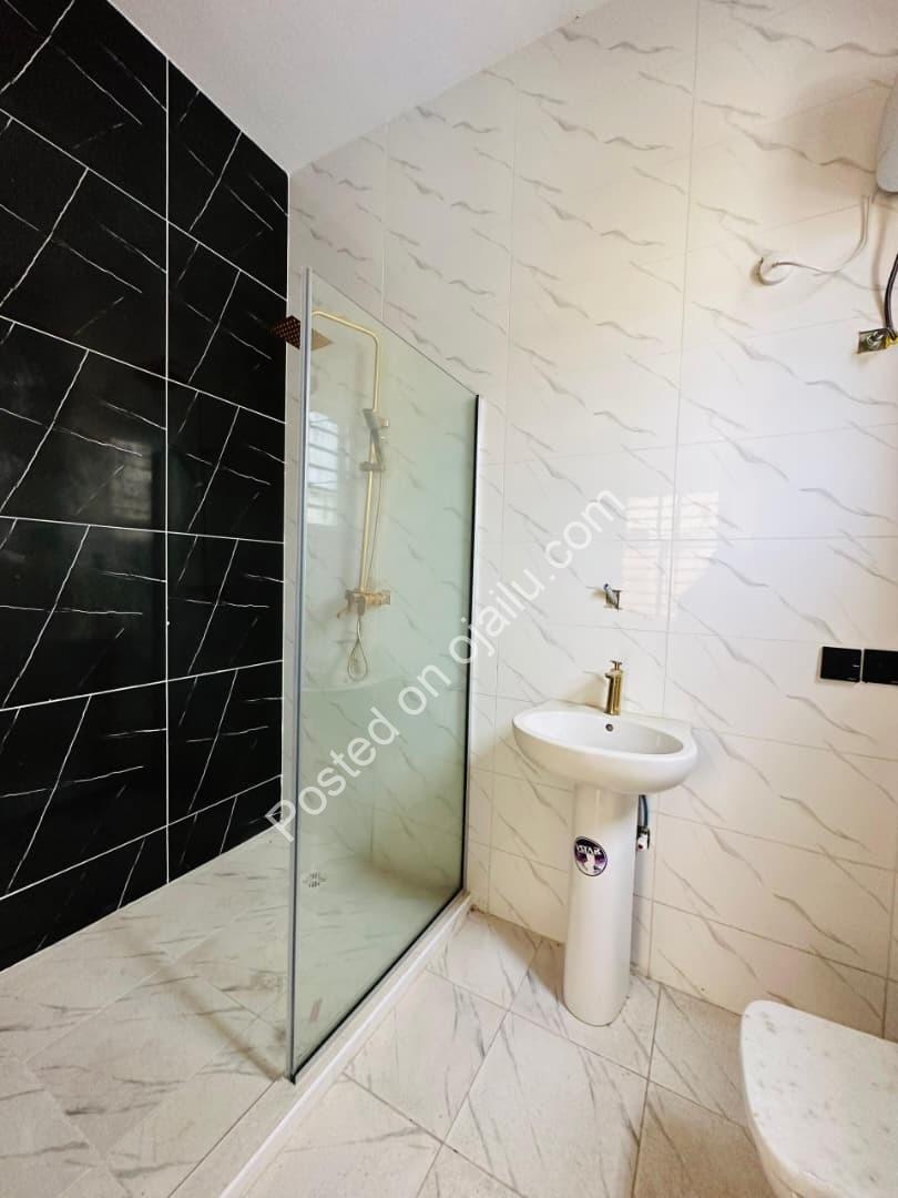 Elegant 5-Bedroom Haven with Pool & BQ in Ajah