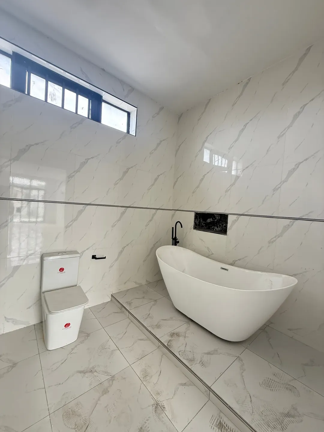 Chevron’s Finest: 4-Bed Haven with Rooftop Terrace