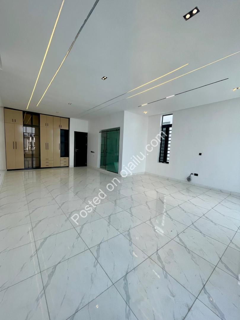 Sleek 5-Bed Haven with Resort-Style Pool in Ikota