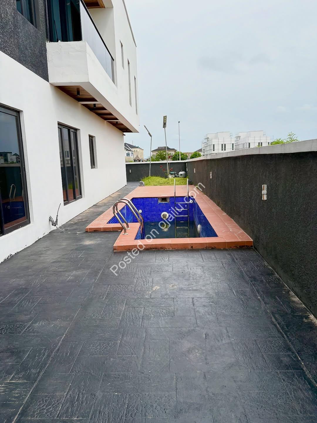 Cinema & Pool: Your 6-Bed Ajah Dream Home