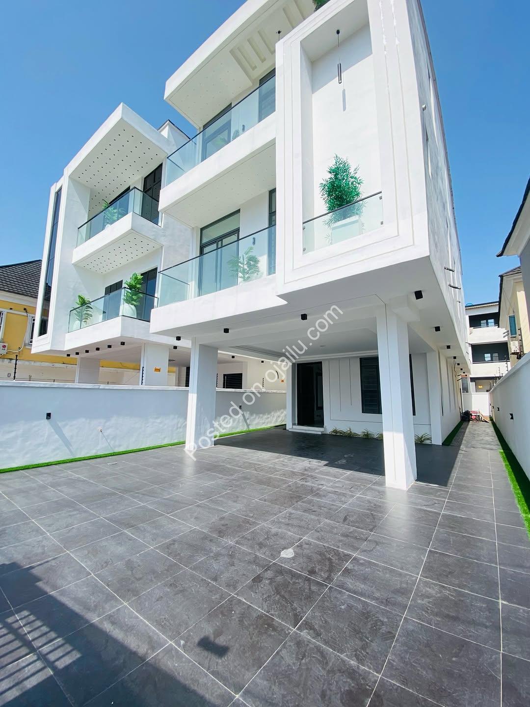 Chevron’s Crown Jewel: 5-Bed Poolside Estate