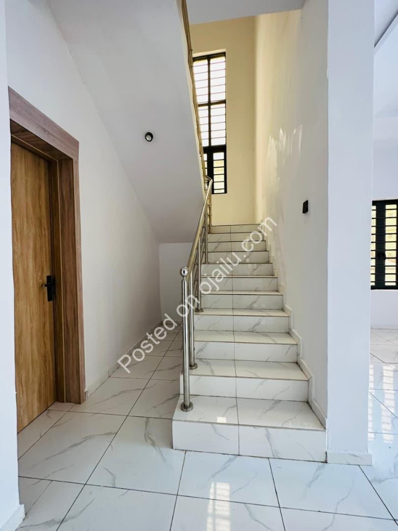 Elegant 5-Bedroom Haven with Pool & BQ in Ajah