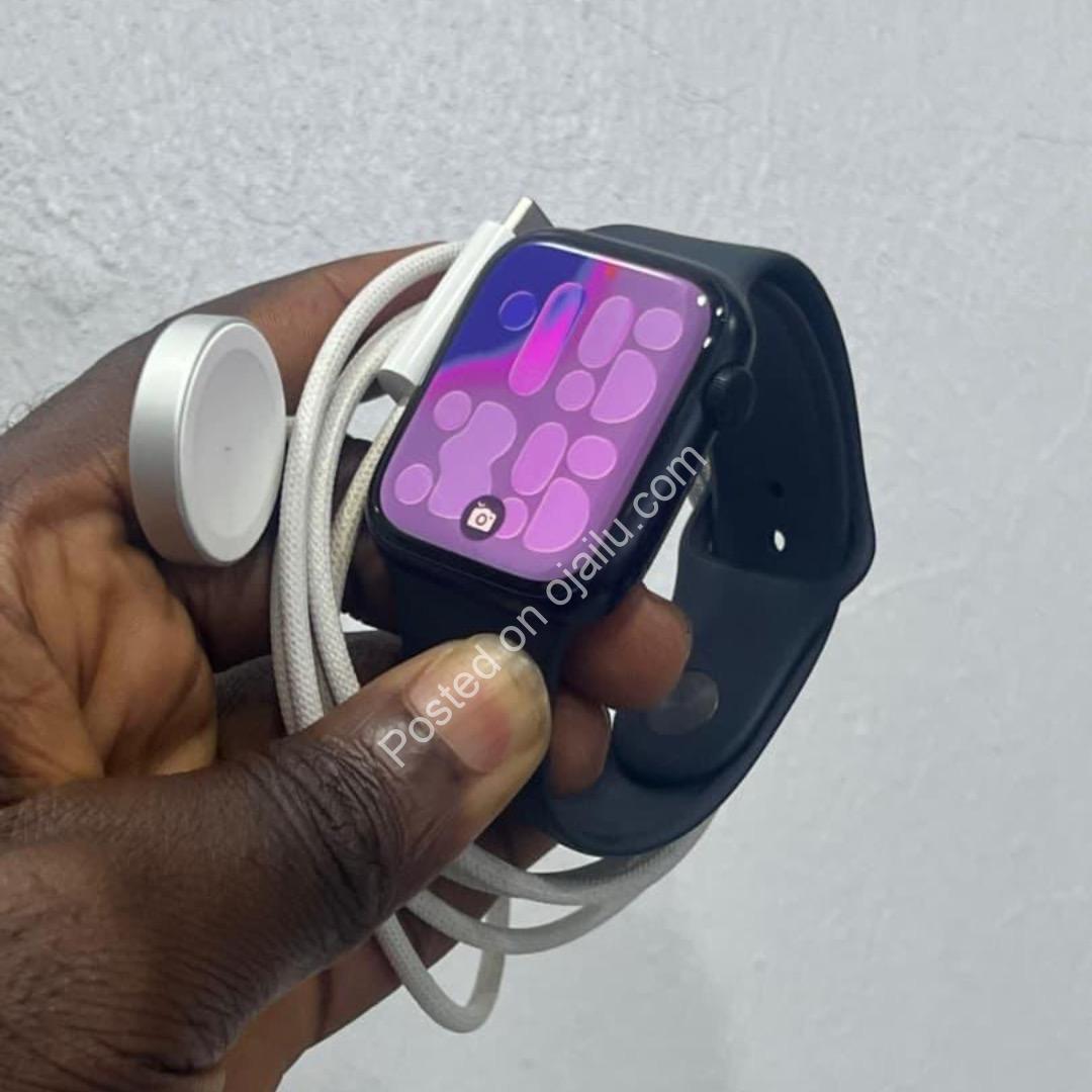 Apple Watch Series 9 45mm: Premium Tech, Complete with Charger