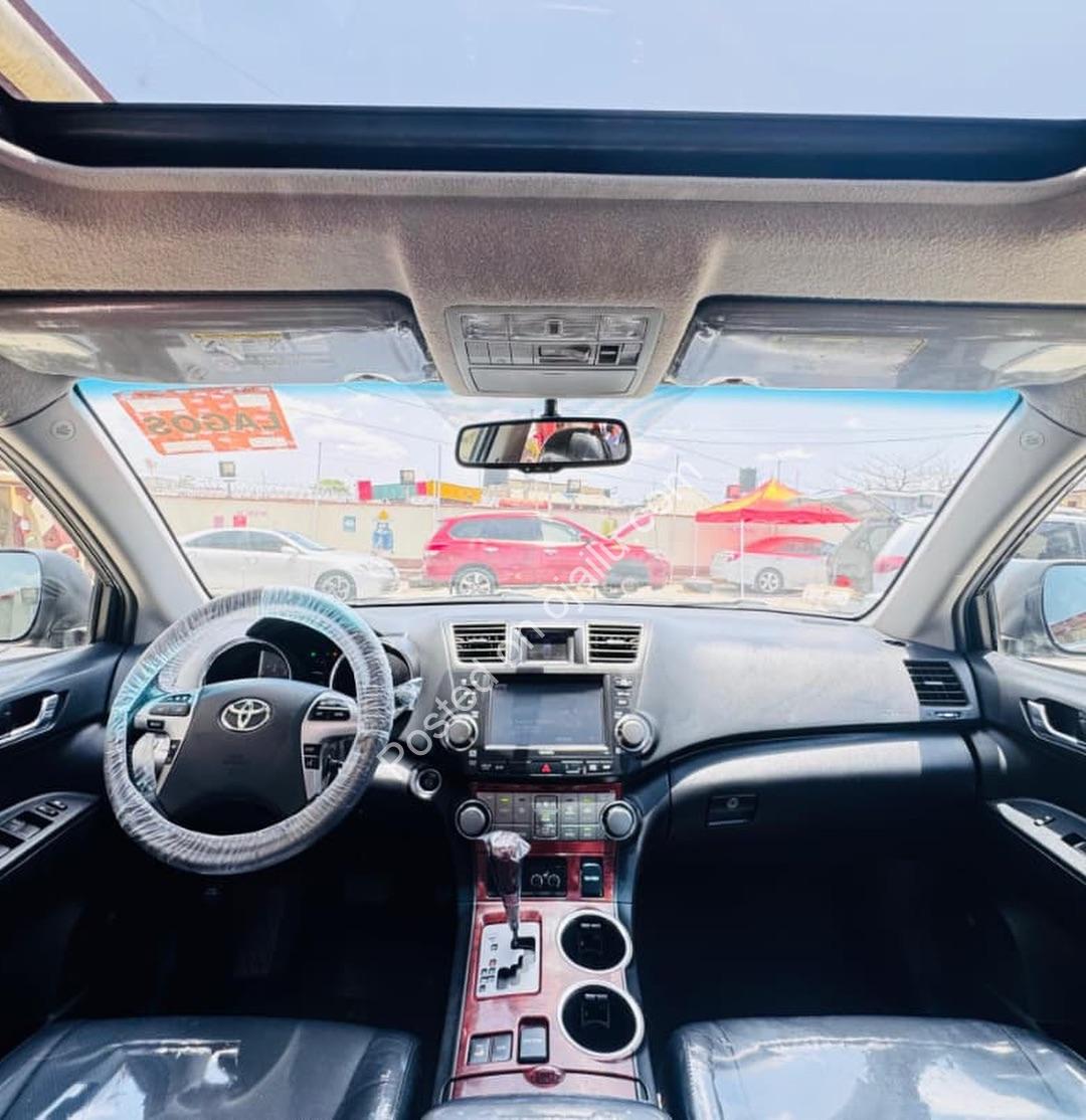 2012 Toyota Highlander: Pristine, Powerful & Accident-Free