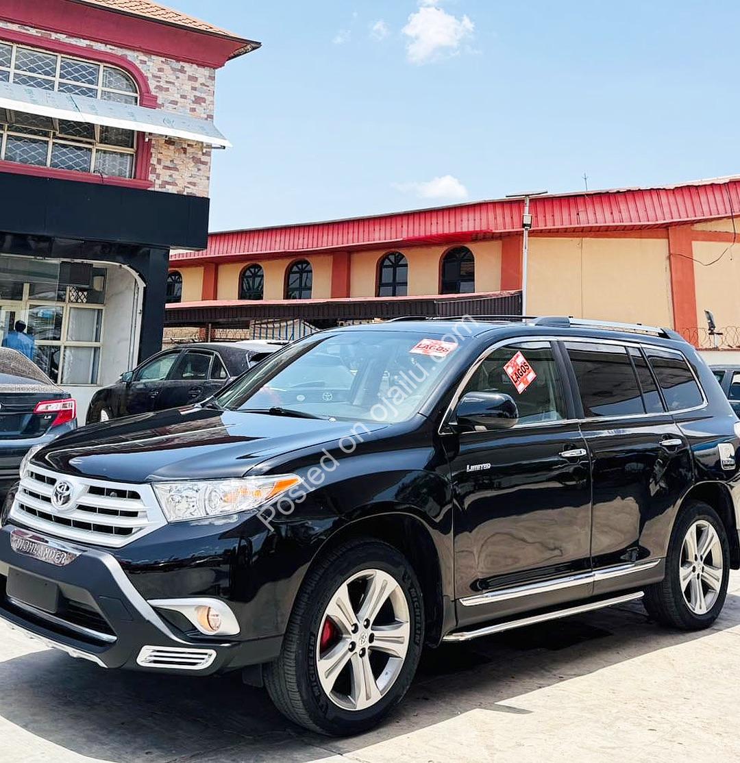 2012 Toyota Highlander: Pristine, Powerful & Accident-Free