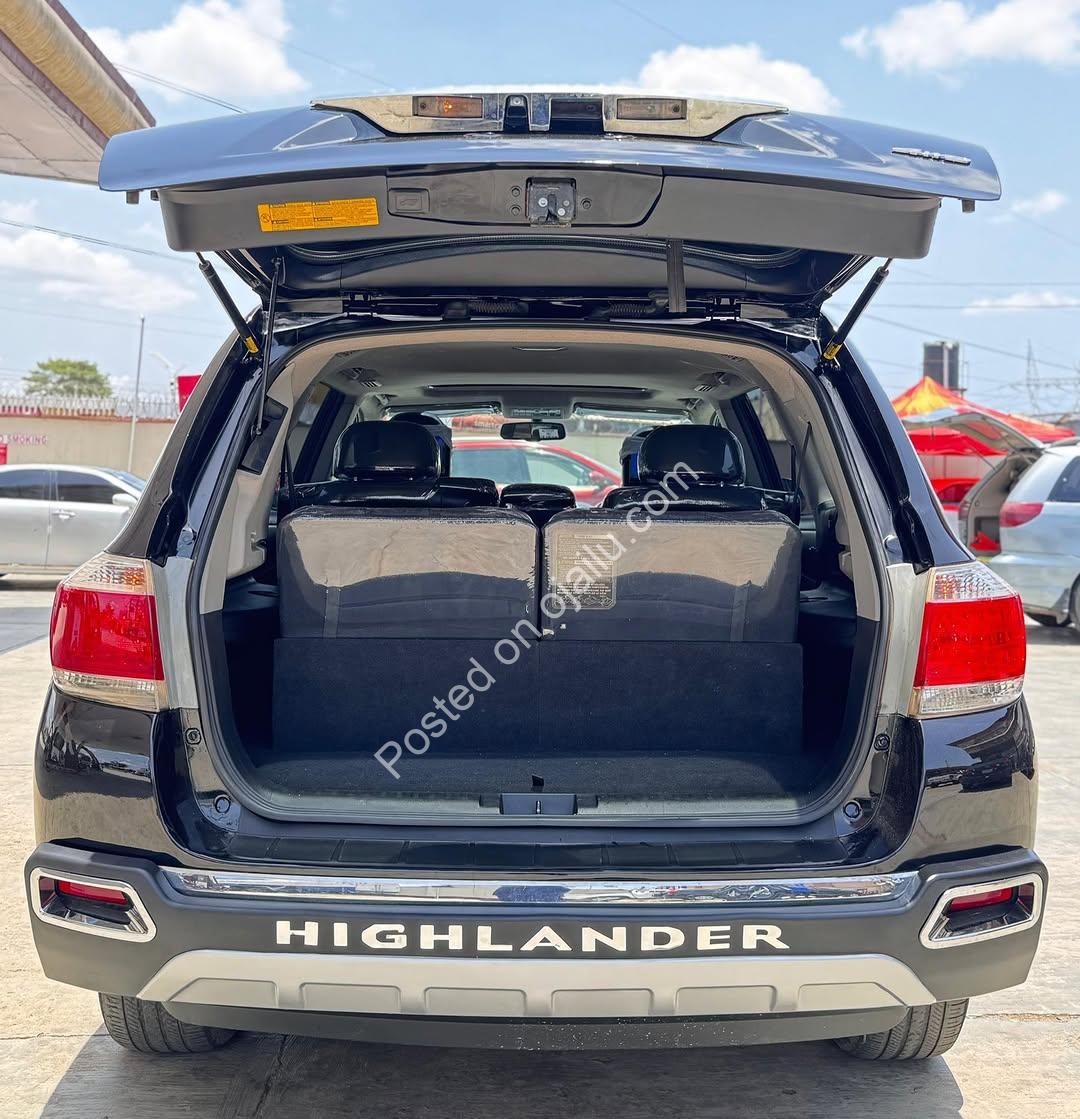 2012 Toyota Highlander: Pristine, Powerful & Accident-Free