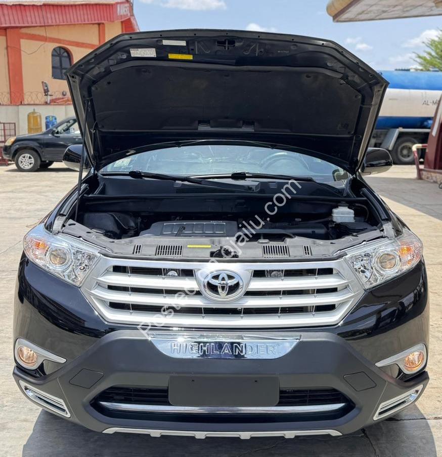 2012 Toyota Highlander: Pristine, Powerful & Accident-Free