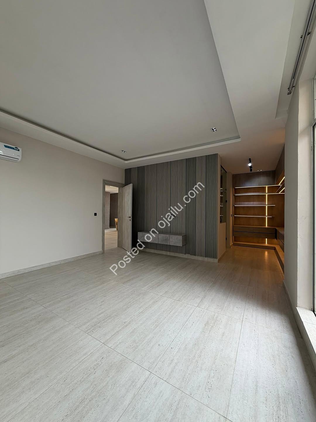 Lekki’s Elite Penthouse: Pool, Gym & Skyline Views