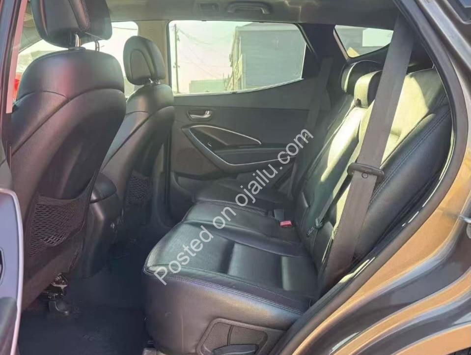 Luxury Hyundai Santa Fe: Panoramic Roof & Leather Interior