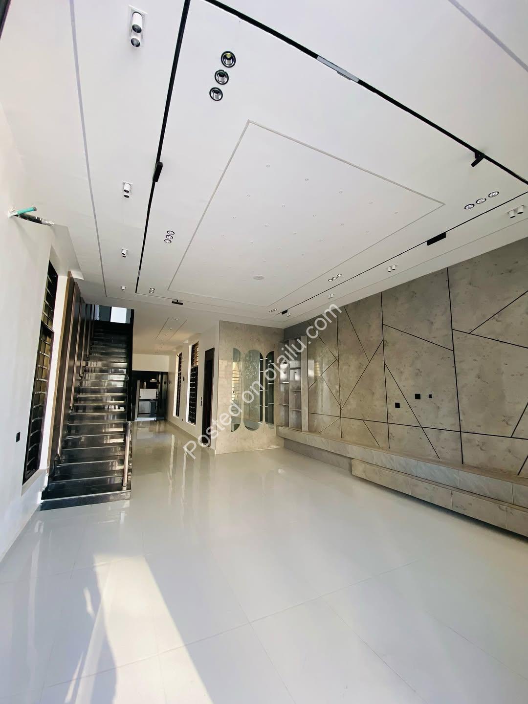 Exquisite 5-Bed Chevron Duplex | Prime Investment