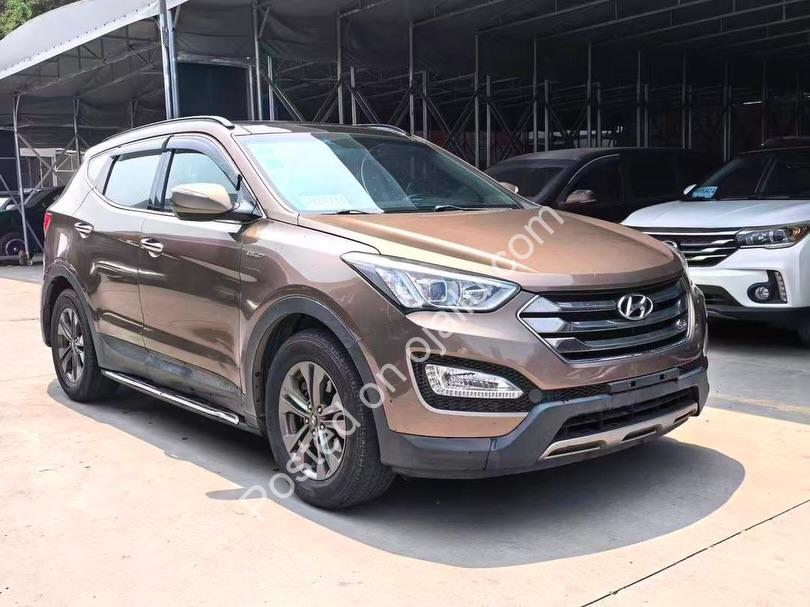 Luxury Hyundai Santa Fe: Panoramic Roof & Leather Interior