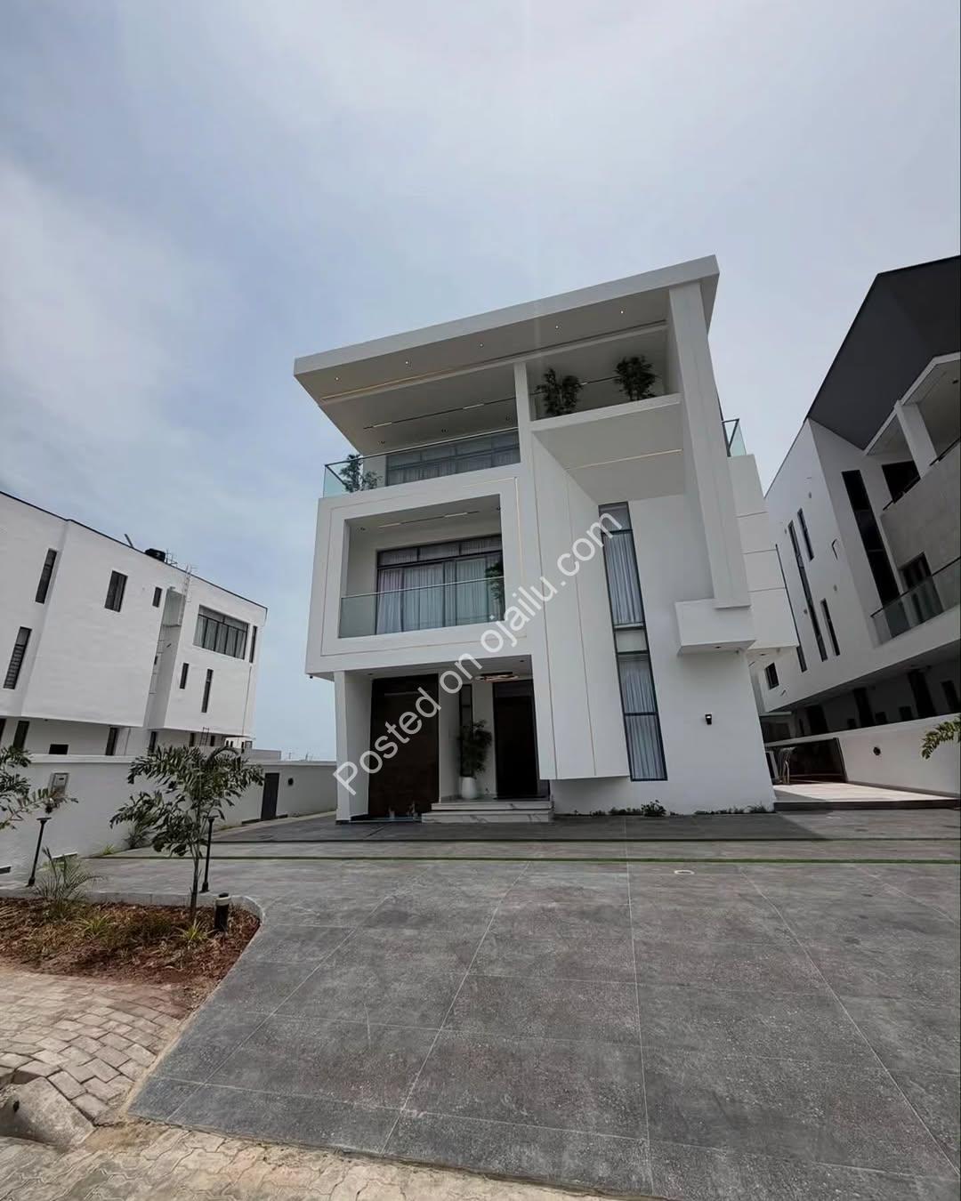 5-Bed Smart Duplex: Cinema, Pool & Elevator