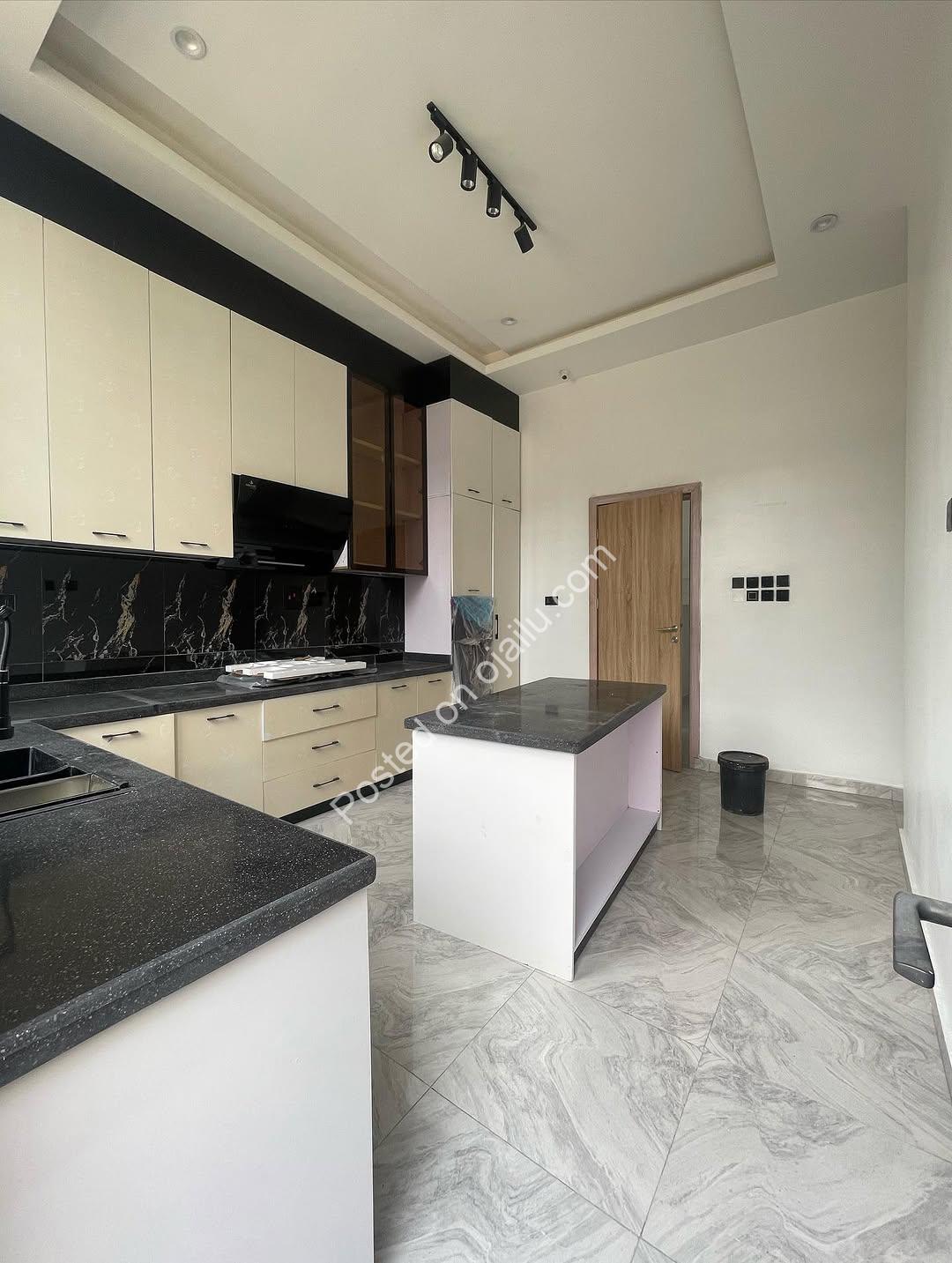 Chevron’s Crown Jewel: 4-Bed Ensuite Haven