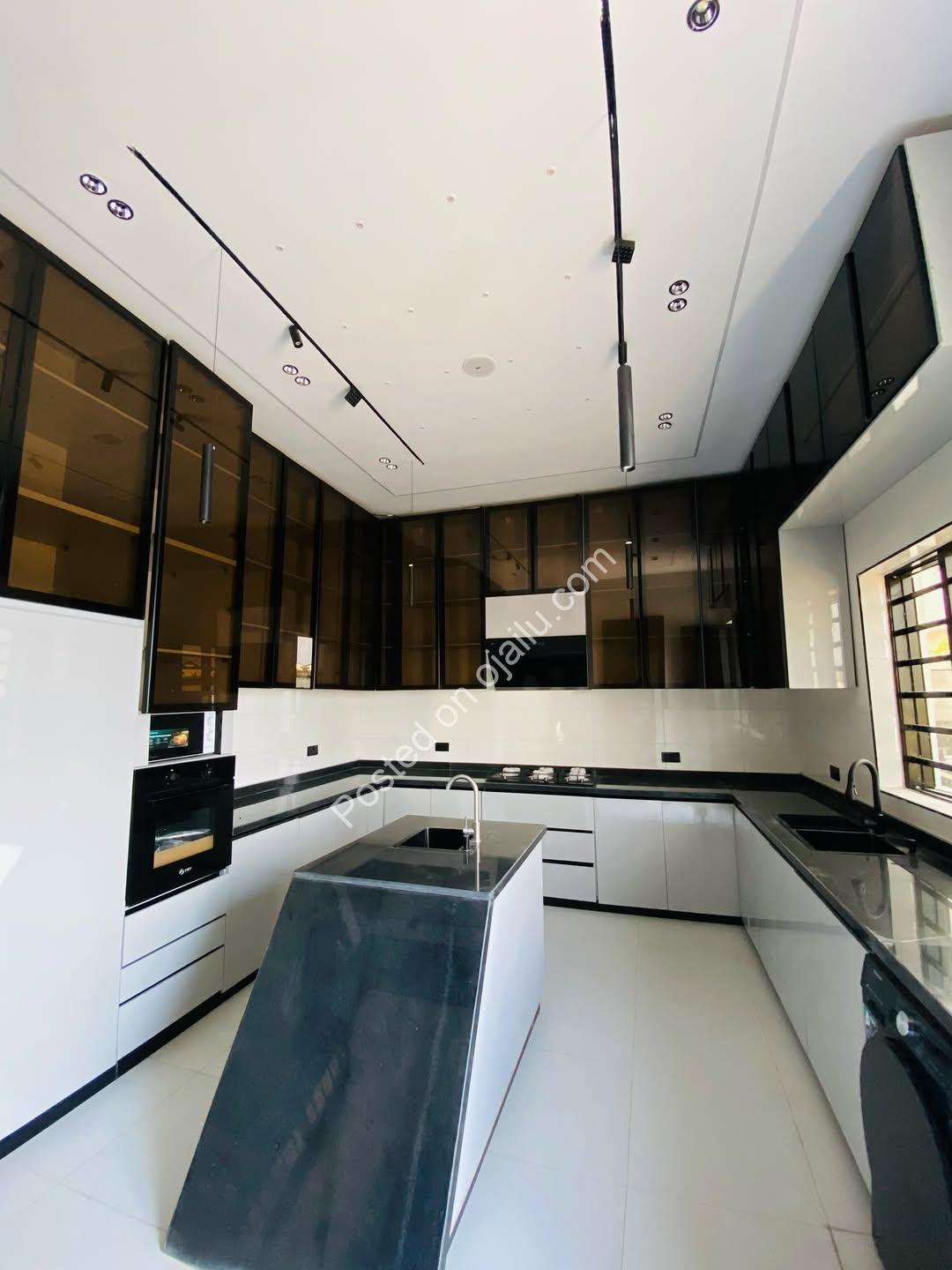 Exquisite 5-Bed Chevron Duplex | Prime Investment