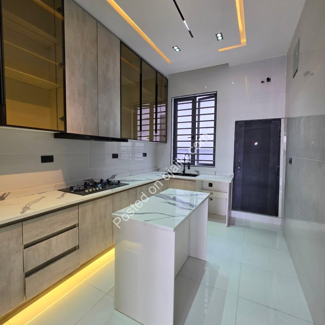 Smart 4-Bed Lekki Haven: Ensuite Luxury & BQ